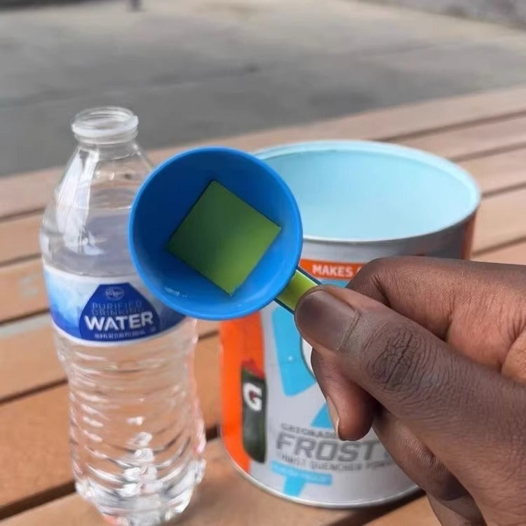 Blue spill-proof measuring spoon with funnel for protein powder